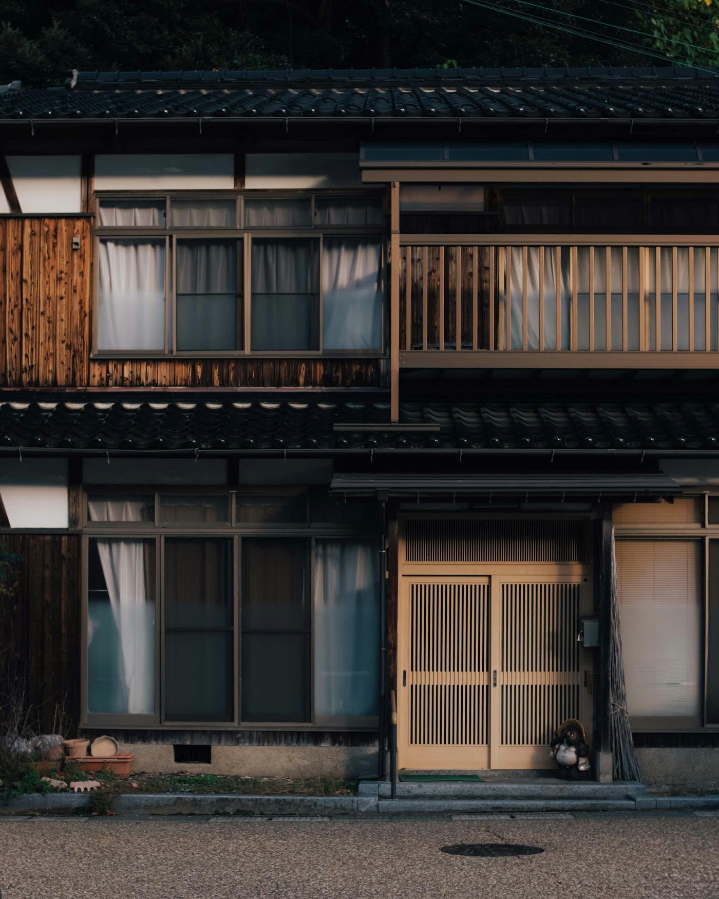 町並みに建つ木造家屋