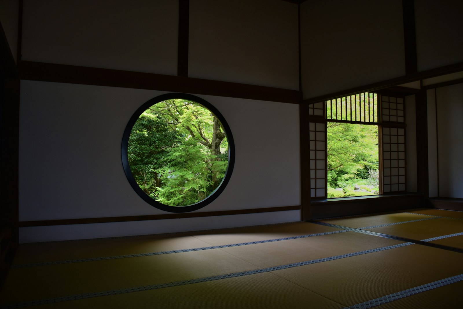 丸窓のある座敷